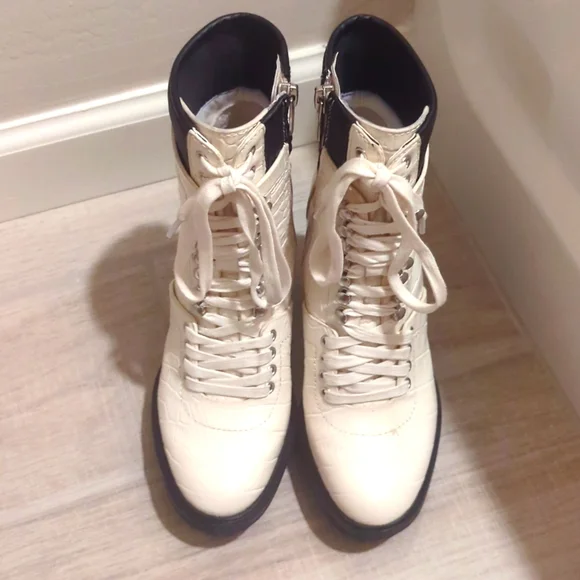 NWOT Vince Camuto Women's Ermania Combat Block Heel Platform Boots - Size 5 - Picture 1 of 8